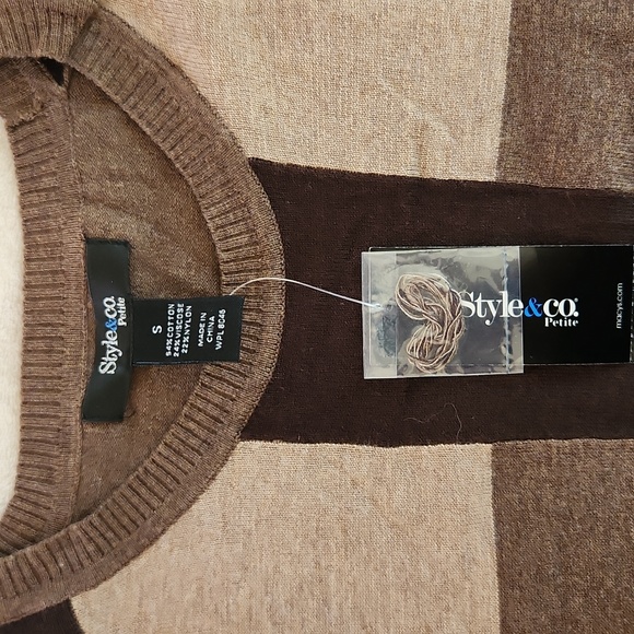 Bundle / lot of 3 Petitie sized clothes. Denim shorts, colorblock dress - Picture 10 of 11